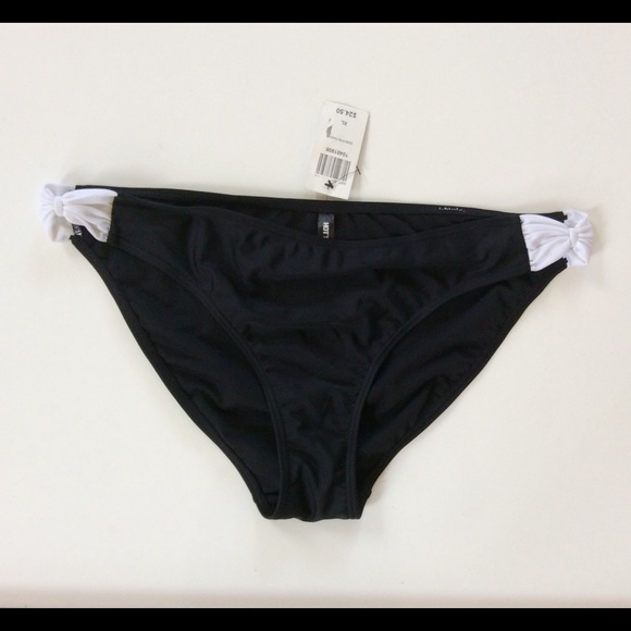 Classic black bikini top swimwear - Picture 3 of 7